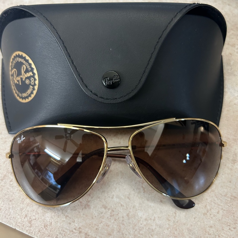 Brand new only worn one time. Ray Ban aviator style sunglasses